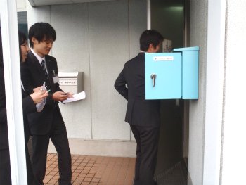 裏口入館 裏口入館