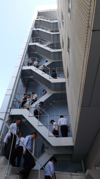非常階段による避難 非常階段による避難