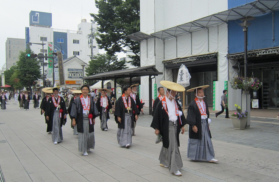 屋台巡行中.