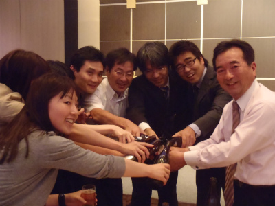 社長にお酌を 社長にお酌を