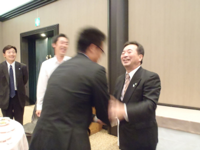 社長と握手 社長と握手