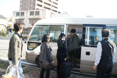 バスに乗り込む バスに乗り込む