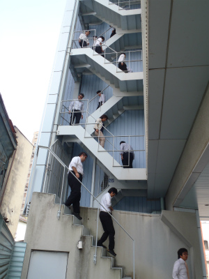 非常階段より避難 非常階段より避難